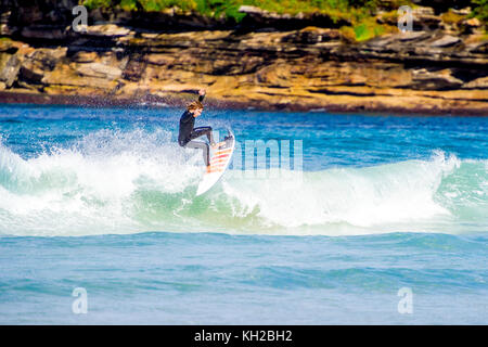 Due surfisti lottare per un'onda a Bondi Beach a Sydney, NSW, Australia Foto Stock