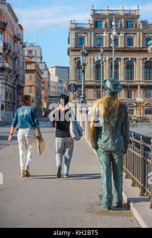 Centro di Trieste, due donne a piedi sopra il ponte su cui una statua del scrittore irlandese James Joyce è situato nel Canal Grande area di Trieste. Foto Stock