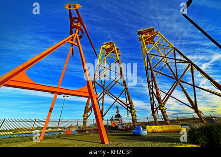 Piattaforme di turbine eoliche sul fiume Tyne in attesa del tempo prima del completamento nel mare del Nord Foto Stock