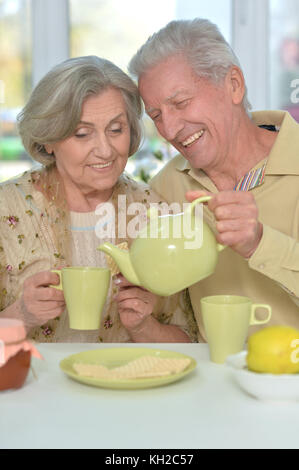 Coppia senior bere il tè con biscotti Foto Stock