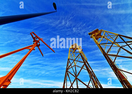 Piattaforme di turbine eoliche sul fiume Tyne in attesa del tempo prima del completamento nel Mare del Nord e scultura Foto Stock