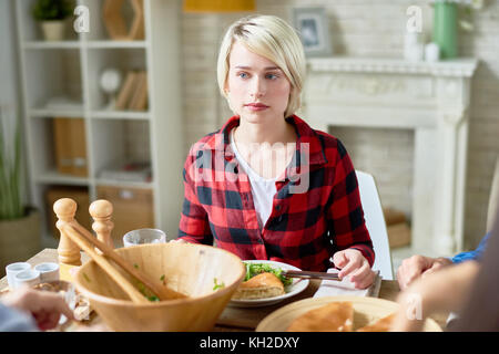 Ritratto di giovane donna bionda seduti a cena di gala la tabella con gli amici per celebrare il ringraziamento Foto Stock