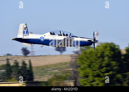 Daedalus Demo Team della Hellenic Air Force che vola su un T-6A Texan II all'air-show della Athens Flying Week 2017 nella base dell'aeronautica di Tanagra, Grecia Foto Stock