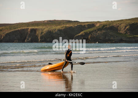 Persone che amano una calda giornata estiva di agosto alla baia e alla spiaggia di Whitesands, vicino alla città di St David's (Ty Ddewi in gallese), Pembrokeshire, Galles del Sud Ovest Regno Unito Foto Stock