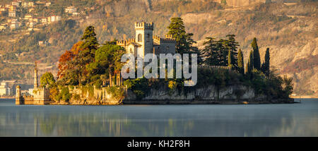 Panorama della piccola isola di Loreto sul lago d'iseo, Italia Foto Stock