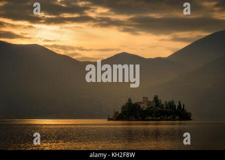 Piccola isola di Loreto sul lago d'Iseo al tramonto, Italia Foto Stock