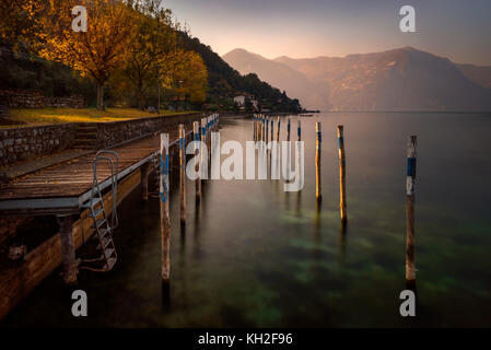 Piccolo porto sul lago d'Iseo con le montagne sullo sfondo, Italia Foto Stock