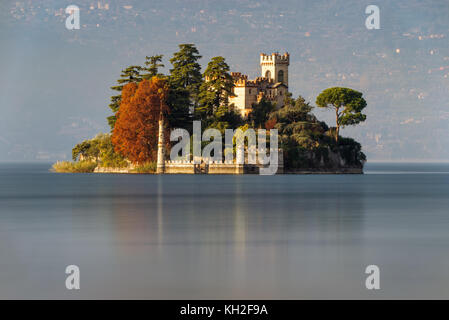 Piccola isola di Loreto sul lago d'iseo, Italia Foto Stock