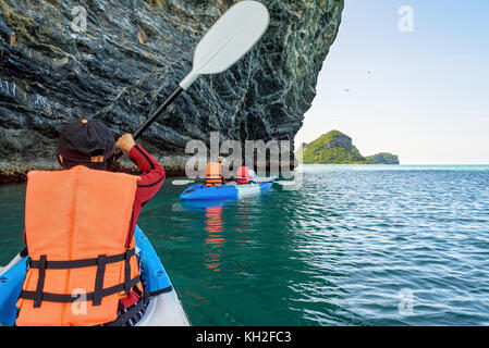 Gruppo di turisti su un kayak.viaggi in barca attorno a ko phi godetevi la splendida natura del mare e delle isole in estate a mu ko Ang Thong national Foto Stock