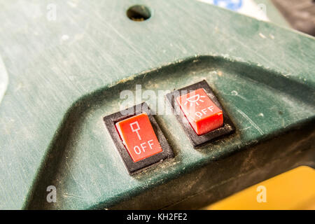 Close-up di due piccoli interruttori su on e off Foto Stock