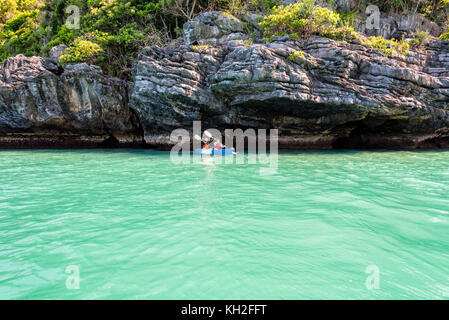 Due donne sono madre e figlia. viaggi in barca con un kayak felice sotto il cielo azzurro estate intorno a ko phi vedere la bellissima natura del mare e Foto Stock