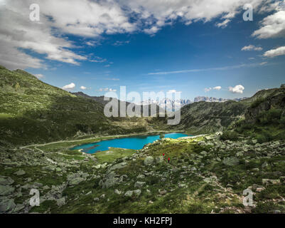 Italia settentrionale, mountain range, picchi, alpi, le nuvole, cielo blu, pendii montani, paesaggio panoramico, montagne europee Foto Stock