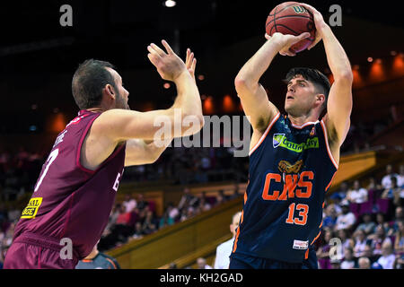 Brisbane, Queensland, Australia. Xii Nov, 2017. Stephen pesare della Taipans (13) spara al cestello durante il round sei NBL corrispondenza tra le pallottole di Brisbane e Cairns Taipans al Brisbane Convention and Exhibition Centre il 12 novembre 2017 a Brisbane, Australia. Credito: Albert Perez/ZUMA filo/Alamy Live News Foto Stock