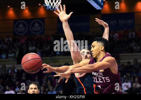 Brisbane, Queensland, Australia. Xii Nov, 2017. Travis trice di proiettili (0) passa la palla durante il round sei NBL corrispondenza tra le pallottole di Brisbane e Cairns Taipans al Brisbane Convention and Exhibition Centre il 12 novembre 2017 a Brisbane, Australia. Credito: Albert Perez/ZUMA filo/Alamy Live News Foto Stock