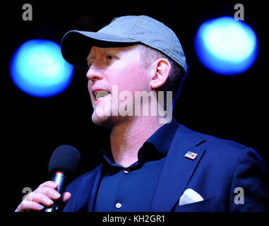 11 novembre 2017- astatula, Florida, Stati Uniti - ex U.S. NAVY SEAL robert j. "Rob' O'neill risolve il pubblico il 11 novembre 2017 a veterani day celebrazione presso il Central Florida motorsports park in astatula, Florida, vicino a Orlando. O'Neill, che ha partecipato al team SEAL 6 raid in Pakistan nel 2011 che ha ucciso 11 settembre mastermind osama bin laden, rende la rivendicazione che ha licenziato i colpi che ha ucciso la al-Qaeda leader. Seguendo il suo commento, O'Neill ha firmato le copie del suo libro 2017, "l'operatore: sparando colpi che ha ucciso osama bin laden e i miei anni come un team seal warrior Foto Stock