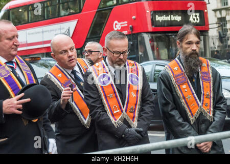 Londra, Regno Unito. 11 novembre 2017. Orange Lodge membri stand presso il Cenotafio come ghirlande sono previste annuale sul Giorno del Ricordo parade Londra Città distretto n. 63 e le case del Parlamento Lodge. Essi poi hanno marciato lontano per stabilire un'altra corona al duca di York colonna in onore del Principe Federico, il Duca di York, il secondo figlio di Re Giorgio III che è stato un Gran Maestro dell'Istituzione Leale Orangista Inghilterra Credito: Peter Marshall / Alamy Live News Foto Stock