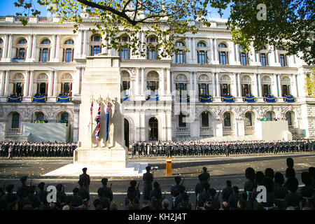 Il cenotafio, london, Regno Unito - 12 nov 2017 - membri della famiglia reale, esponenti politici, compreso il primo ministro britannico e i rappresentanti delle forze armate frequentare il ricordo annuale domenica il servizio presso il cenotafio su Whitehall per rendere omaggio a coloro che hanno sofferto o sono morti in guerra. Foto Stock