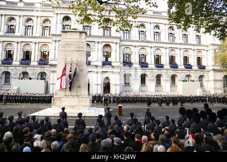 Il cenotafio, london, Regno Unito - 12 nov 2017 - membri della famiglia reale, esponenti politici, compreso il primo ministro britannico e i rappresentanti delle forze armate frequentare il ricordo annuale domenica il servizio presso il cenotafio su Whitehall per rendere omaggio a coloro che hanno sofferto o sono morti in guerra. Foto Stock