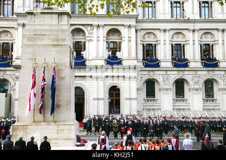 Il cenotafio, london, Regno Unito - 12 nov 2017 - membri della famiglia reale, esponenti politici, compreso il primo ministro britannico e i rappresentanti delle forze armate frequentare il ricordo annuale domenica il servizio presso il cenotafio su Whitehall per rendere omaggio a coloro che hanno sofferto o sono morti in guerra. Foto Stock