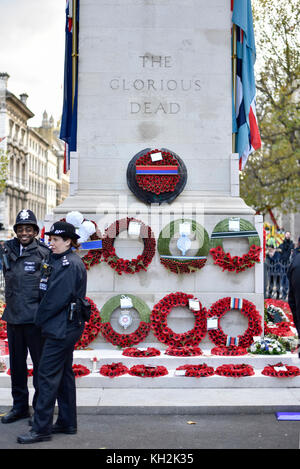 Londra, Regno Unito. Il 12 novembre 2017. (Top) una corona di cui a nome della regina dal principe Carlo è visto con altre corone presso il Cenotafio sul ricordo domenica dove i membri della famiglia reale, dignatories e veterani ha dato omaggio alle vittime della guerra in precedenza durante la giornata. Credito: Stephen Chung / Alamy Live News Foto Stock