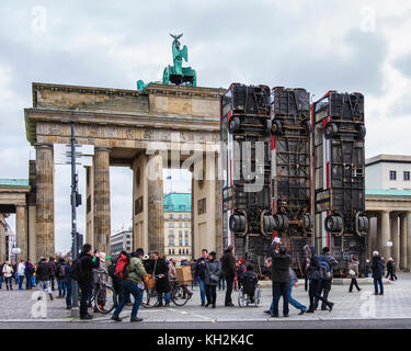 Berlino, Mitte. 12 Novembre, 2017. Illustrazione di installazione 'Monument' da artista German-Syrian Manaf Halbouni davanti alla Porta di Brandeburgo. Tre autobus sconvolto formano una barricata difensiva come le barriere erette di Aleppo Siria per proteggere le persone dai cecchini. La copertina è parte del terzo evento Herbstsalon dalla Maxim Gorki theater. Credito: Eden Breitz/Alamy Live News Foto Stock