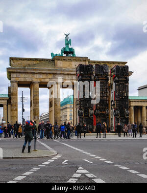 Berlino, Mitte. 12 Novembre, 2017. Illustrazione di installazione 'Monument' da artista German-Syrian Manaf Halbouni davanti alla Porta di Brandeburgo. Tre autobus sconvolto formano una barricata difensiva come le barriere erette di Aleppo Siria per proteggere le persone dai cecchini. La copertina è parte del terzo evento Herbstsalon dalla Maxim Gorki theater. Credito: Eden Breitz/Alamy Live News Foto Stock