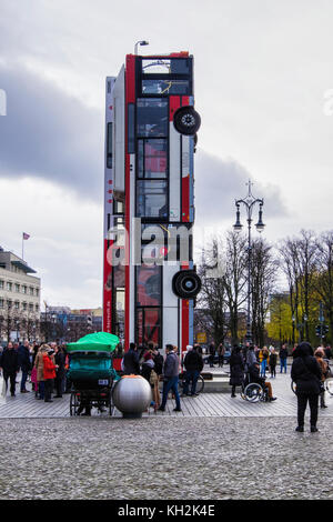 Berlino, Mitte. 12 Novembre, 2017. Illustrazione di installazione 'Monument' da artista German-Syrian Manaf Halbouni davanti alla Porta di Brandeburgo. Tre autobus sconvolto formano una barricata difensiva come le barriere erette di Aleppo Siria per proteggere le persone dai cecchini. La copertina è parte del terzo evento Herbstsalon dalla Maxim Gorki theater. Credito: Eden Breitz/Alamy Live News Foto Stock