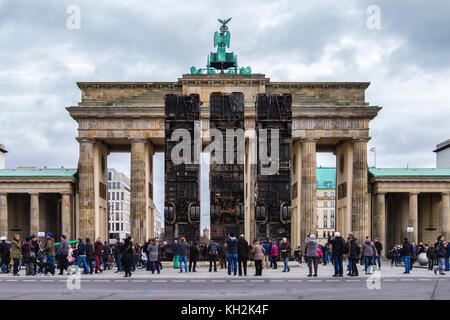 Berlino, Mitte. 12 Novembre, 2017. Illustrazione di installazione 'Monument' da artista German-Syrian Manaf Halbouni davanti alla Porta di Brandeburgo. Tre autobus sconvolto formano una barricata difensiva come le barriere erette di Aleppo Siria per proteggere le persone dai cecchini. La copertina è parte del terzo evento Herbstsalon dalla Maxim Gorki theater. Credito: Eden Breitz/Alamy Live News Foto Stock