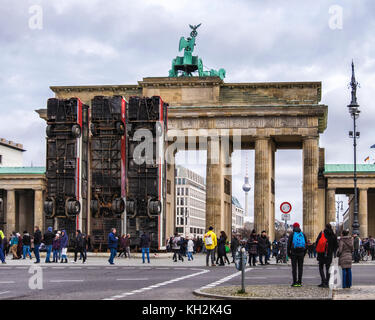 Berlino, Mitte. 12 Novembre, 2017. Illustrazione di installazione 'Monument' da artista German-Syrian Manaf Halbouni davanti alla Porta di Brandeburgo. Tre autobus sconvolto formano una barricata difensiva come le barriere erette di Aleppo Siria per proteggere le persone dai cecchini. La copertina è parte del terzo evento Herbstsalon dalla Maxim Gorki theater. Credito: Eden Breitz/Alamy Live News Foto Stock