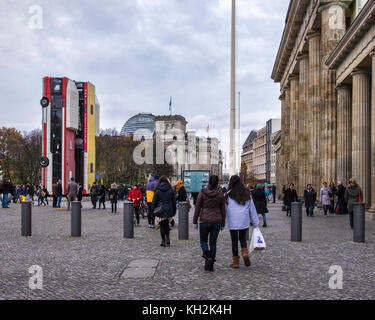 Berlino, Mitte. 12 Novembre, 2017. Illustrazione di installazione 'Monument' da artista German-Syrian Manaf Halbouni davanti alla Porta di Brandeburgo. Tre autobus sconvolto formano una barricata difensiva come le barriere erette di Aleppo Siria per proteggere le persone dai cecchini. La copertina è parte del terzo evento Herbstsalon dalla Maxim Gorki theater. Credito: Eden Breitz/Alamy Live News Foto Stock