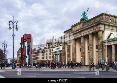 Berlino, Mitte. 12 Novembre, 2017. Illustrazione di installazione 'Monument' da artista German-Syrian Manaf Halbouni davanti alla Porta di Brandeburgo. Tre autobus sconvolto formano una barricata difensiva come le barriere erette di Aleppo Siria per proteggere le persone dai cecchini. La copertina è parte del terzo evento Herbstsalon dalla Maxim Gorki theater. Credito: Eden Breitz/Alamy Live News Foto Stock