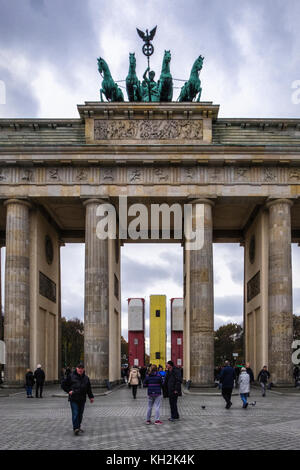 Berlino, Mitte. 12 Novembre, 2017. Illustrazione di installazione 'Monument' da artista German-Syrian Manaf Halbouni davanti alla Porta di Brandeburgo. Tre autobus sconvolto formano una barricata difensiva come le barriere erette di Aleppo Siria per proteggere le persone dai cecchini. La copertina è parte del terzo evento Herbstsalon dalla Maxim Gorki theater. Credito: Eden Breitz/Alamy Live News Foto Stock