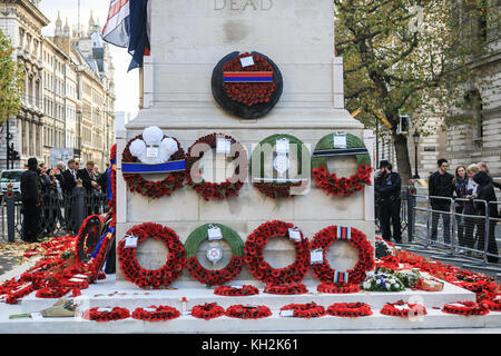 Londra Regno Unito. 12 novembre 2017. funzionari di polizia guardia il cenotafio di nuova posa corone da membri della famiglia reale e i politici britannici dopo il servizio del ricordo in whitehall per rendere omaggio ai combattenti civili e le donne nelle due guerre mondiali e conflitti del passato credito: amer ghazzal/alamy live news Foto Stock