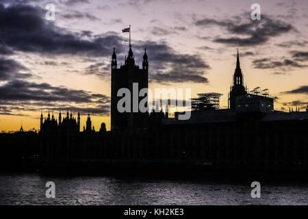 Londra, Regno Unito. Xii nov, 2017. Londra uk. 12 novembre 2017. Palazzo di Westminster e la torre di elizabeth si stagliano contro un colorato tramonto d'autunno in una fredda serata fredda come caduta di temperature di congelamento di credito: amer ghazzal/alamy live news Foto Stock