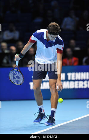 Londra, Regno Unito. 12 Novembre, 2017. Londra, Regno Unito. Xii Nov, 2017. Nicolas MAHUT (FRA) circa per servire durante il raddoppia la concorrenza nella Nitto ATP finali all'O2 Arena, Londra, Regno Unito. Credito: Michael Preston/Alamy Live News Foto Stock