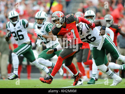 Tampa, Florida, Stati Uniti d'America. Xii Nov, 2017. CHRIS URSO | Orari.Tampa Bay Buccaneers wide receiver DeSean Jackson (11) corre la palla durante il primo trimestre di un gioco di NFL tra il New York getti e Tampa Bay Buccaneers presso Raymond James Stadium Domenica, nov. 12, 2017 a Tampa. Credito: Chris Urso/Tampa Bay volte/ZUMA filo/Alamy Live News Foto Stock