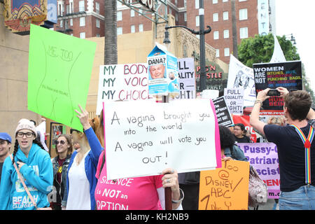 Hollywood, Ca. 12th novembre 2017. MeToo Women's March A Hollywood, California, il 12 novembre 2017. Credit: Faye Sadou/Media Punch Credit: Media Punch Inc/Alamy Live News/Alamy Live News Foto Stock