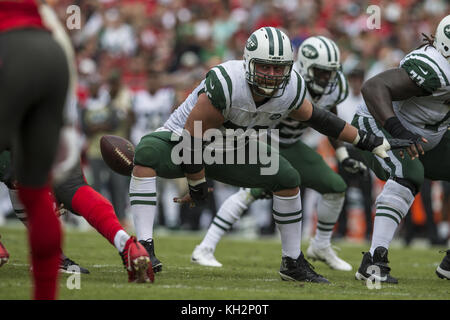 Tampa, Florida, Stati Uniti. 31 agosto 2017. Il centro dei New York Jets Wesley Johnson (76) schiaffeggiò la palla durante la gara contro i Tampa Bay Buccaneers domenica 12 novembre 2017 al Raymond James Stadium di Tampa, Florida. Crediti: Travis Pendergrass/ZUMA Wire/Alamy Live News Foto Stock