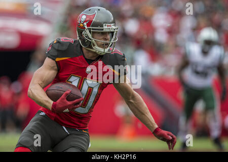 Tampa, Florida, Stati Uniti. 31 agosto 2017. h10 riceve il pallone per un primo down durante il quarto periodo contro i New York Jets domenica 12 novembre 2017 al Raymond James Stadium di Tampa, Florida. Crediti: Travis Pendergrass/ZUMA Wire/Alamy Live News Foto Stock