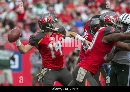 Tampa, Florida, Stati Uniti. 31 agosto 2017. Il quarterback dei Tampa Bay Buccaneers Ryan Fitzpatrick durante il quarto periodo contro i New York Jets domenica 12 novembre 2017 al Raymond James Stadium di Tampa, Florida. Crediti: Travis Pendergrass/ZUMA Wire/Alamy Live News Foto Stock