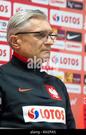 Gdansk, Polonia. Xii Nov, 2017. Adam Nawalka, manager della Polonia nazionale di calcio, durante un corso di formazione di Polish National Soccer team su Stadion Energa Danzica prima di domani amichevole contro il Messico nazionale di calcio in Gdansk, Polonia. 12 Novembre 2017: Credito Wojciech Strozyk/Alamy Live News Foto Stock