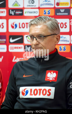 Gdansk, Polonia. Xii Nov, 2017. Adam Nawalka, manager della Polonia nazionale di calcio, durante un corso di formazione di Polish National Soccer team su Stadion Energa Danzica prima di domani amichevole contro il Messico nazionale di calcio in Gdansk, Polonia. 12 Novembre 2017: Credito Wojciech Strozyk/Alamy Live News Foto Stock