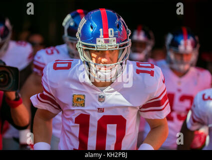 Santa Clara, CA. Xii Nov, 2017. New York Giants quarterback Eli Manning (10) prende il campo prima di NFL partita di calcio tra New York Giants e San Francisco 49ers a Levi's Stadium di Santa Clara, CA. Damon Tarver/Cal Sport Media/Alamy Live News Foto Stock