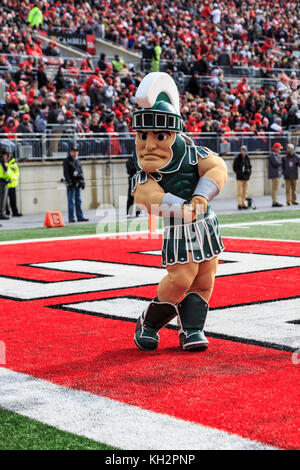 Columbus, Ohio, Stati Uniti d'America. Xi Nov, 2017. Michigan State Spartans mascotte SPARTY suona presso il NCAA Football gioco tra il Michigan State Spartans & la Ohio State Buckeyes presso lo Stadio Ohio in Columbus, Ohio. JP Waldron/Cal Sport Media/Alamy Live News Foto Stock