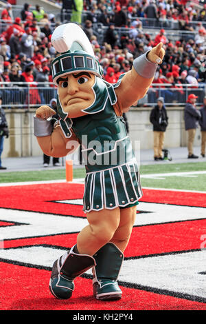 Columbus, Ohio, Stati Uniti d'America. Xi Nov, 2017. Michigan State Spartans mascotte SPARTY suona presso il NCAA Football gioco tra il Michigan State Spartans & la Ohio State Buckeyes presso lo Stadio Ohio in Columbus, Ohio. JP Waldron/Cal Sport Media/Alamy Live News Foto Stock