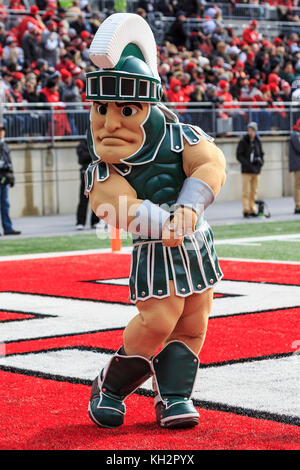 Columbus, Ohio, Stati Uniti d'America. Xi Nov, 2017. Michigan State Spartans mascotte SPARTY suona presso il NCAA Football gioco tra il Michigan State Spartans & la Ohio State Buckeyes presso lo Stadio Ohio in Columbus, Ohio. JP Waldron/Cal Sport Media/Alamy Live News Foto Stock