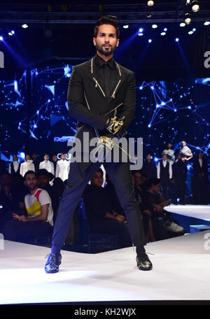 Mumbai, India. 12 nov, 2017. indian film attore shahid kapoor passeggiate la rampa in vanheusen gq notti di moda fashion show all'hotel Taj Lands termina in Mumbai. azhar khan/alamy live news Foto Stock