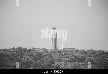 Statua del Cristo Rei a Lisbona, Portogallo. Foto in bianco e nero. Foto Stock