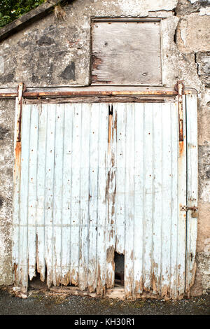 Casa in rovina con demolito e decomposta porta in legno con abbandonati e look rétro Foto Stock