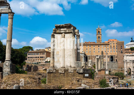 Roma, Italia - 31 agosto 2017: Tempio di Vesta nel foro romano, Roma, Italia. è stata una delle prime strutture situate nel foro romano. Foto Stock